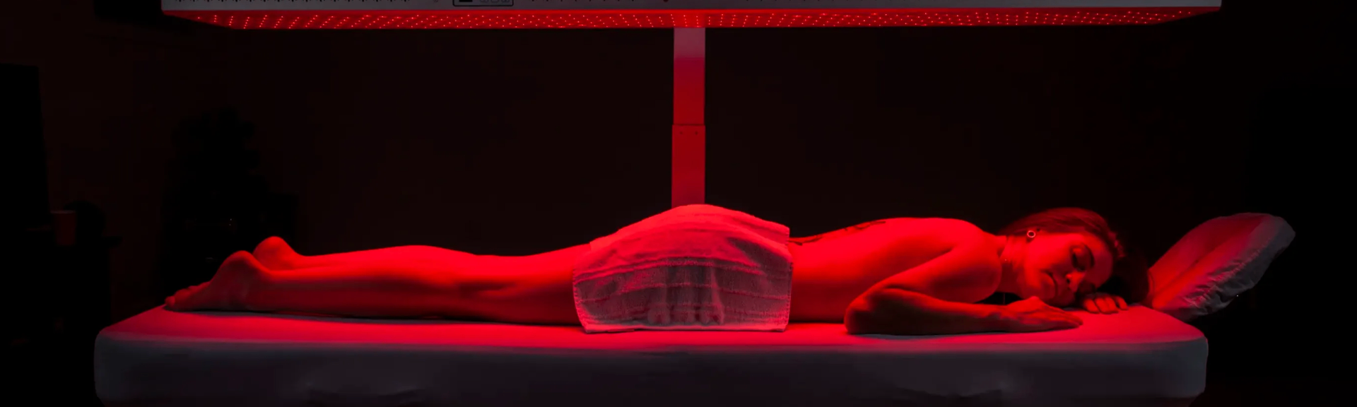 Red Light Therapy – patient under LED-panel med rött ljus